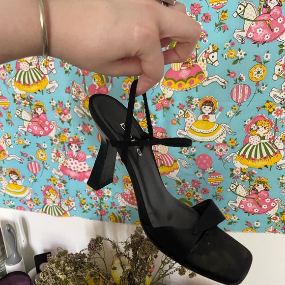 Vintage Bebe strappy heels with flared square heel size 7.5 - Picture 8 of 8